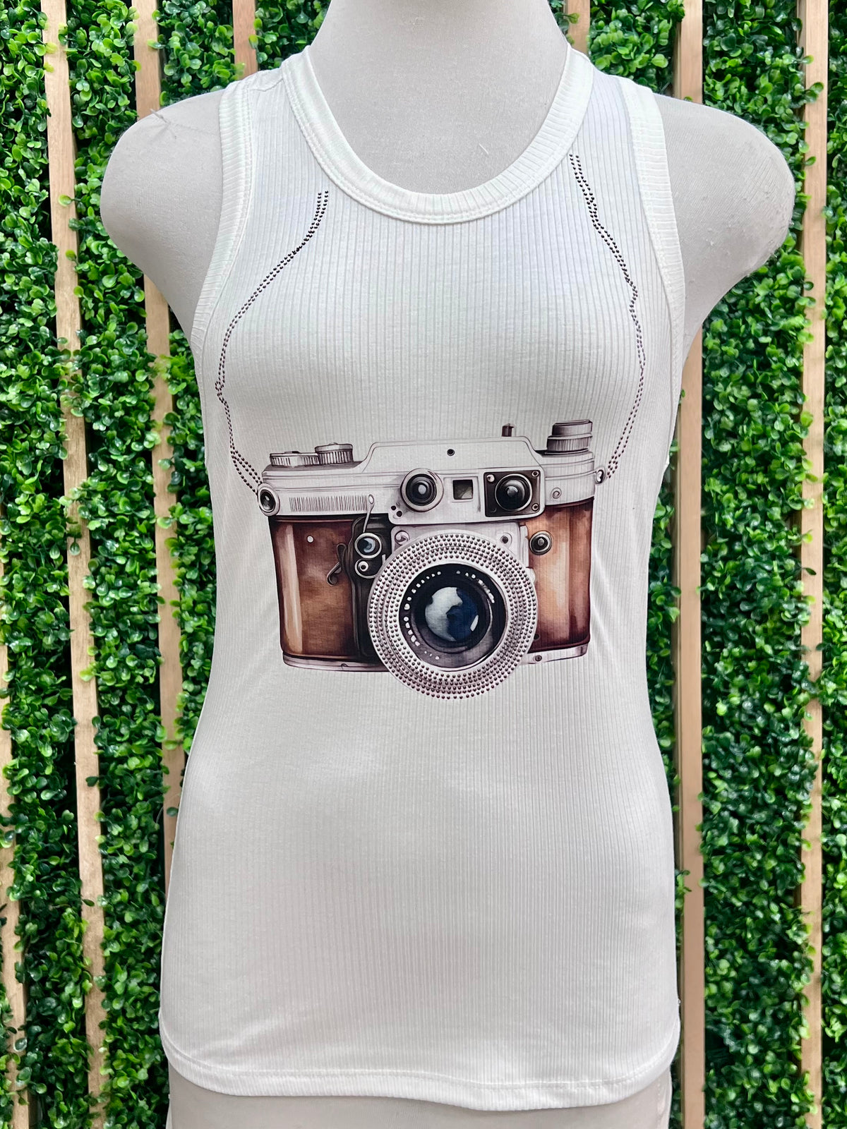 Camera Debi Tirara Mas Fotos Sleeveless Top