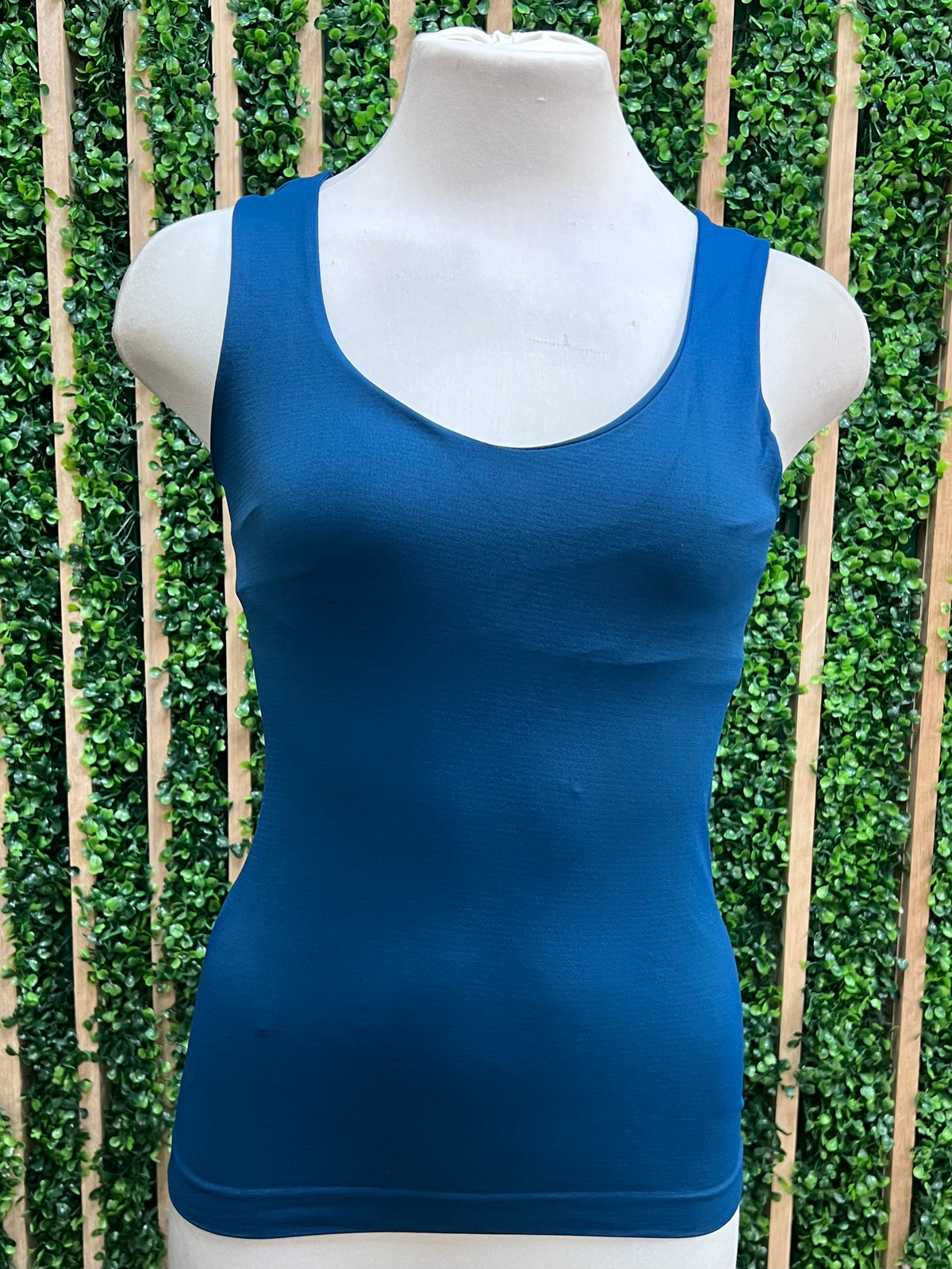 Seamless Scoop Neck Tank Top – Multiple Colors