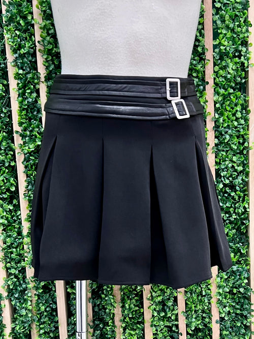 Black Pleather Detail Pleated Short Skirt