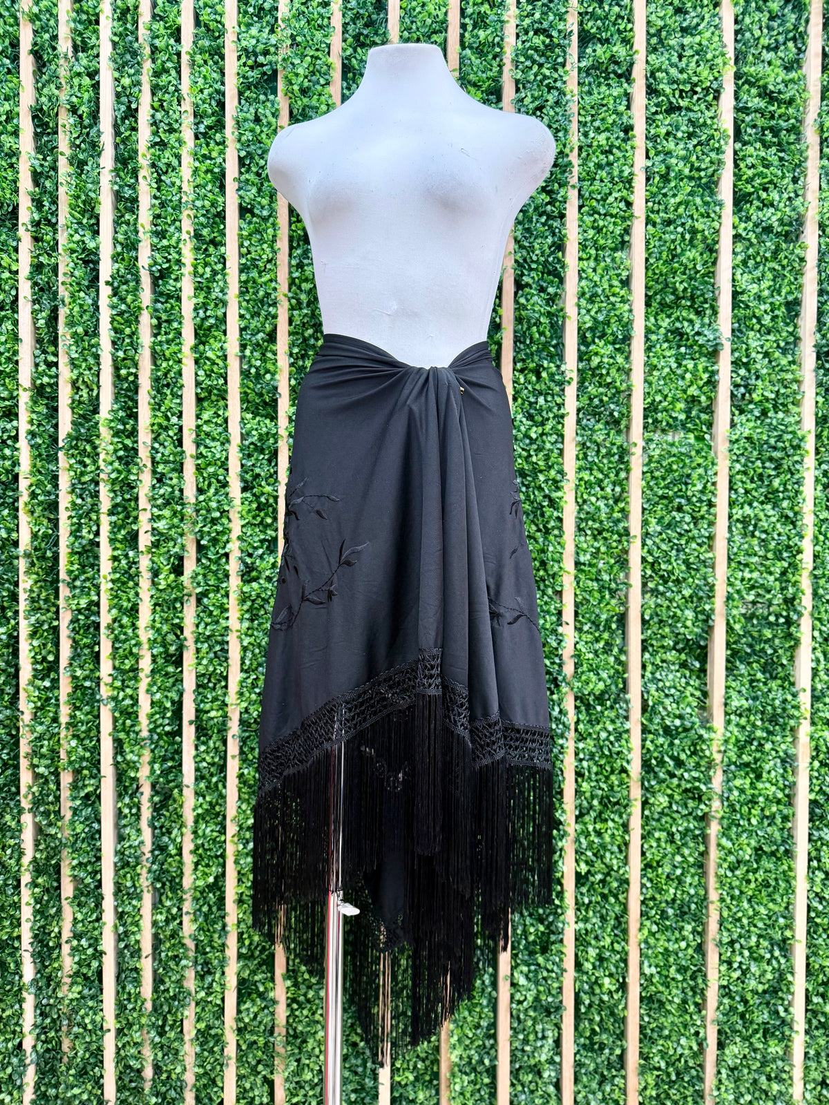 Exquisite Medium Embroidered Fringe Mantoncillo