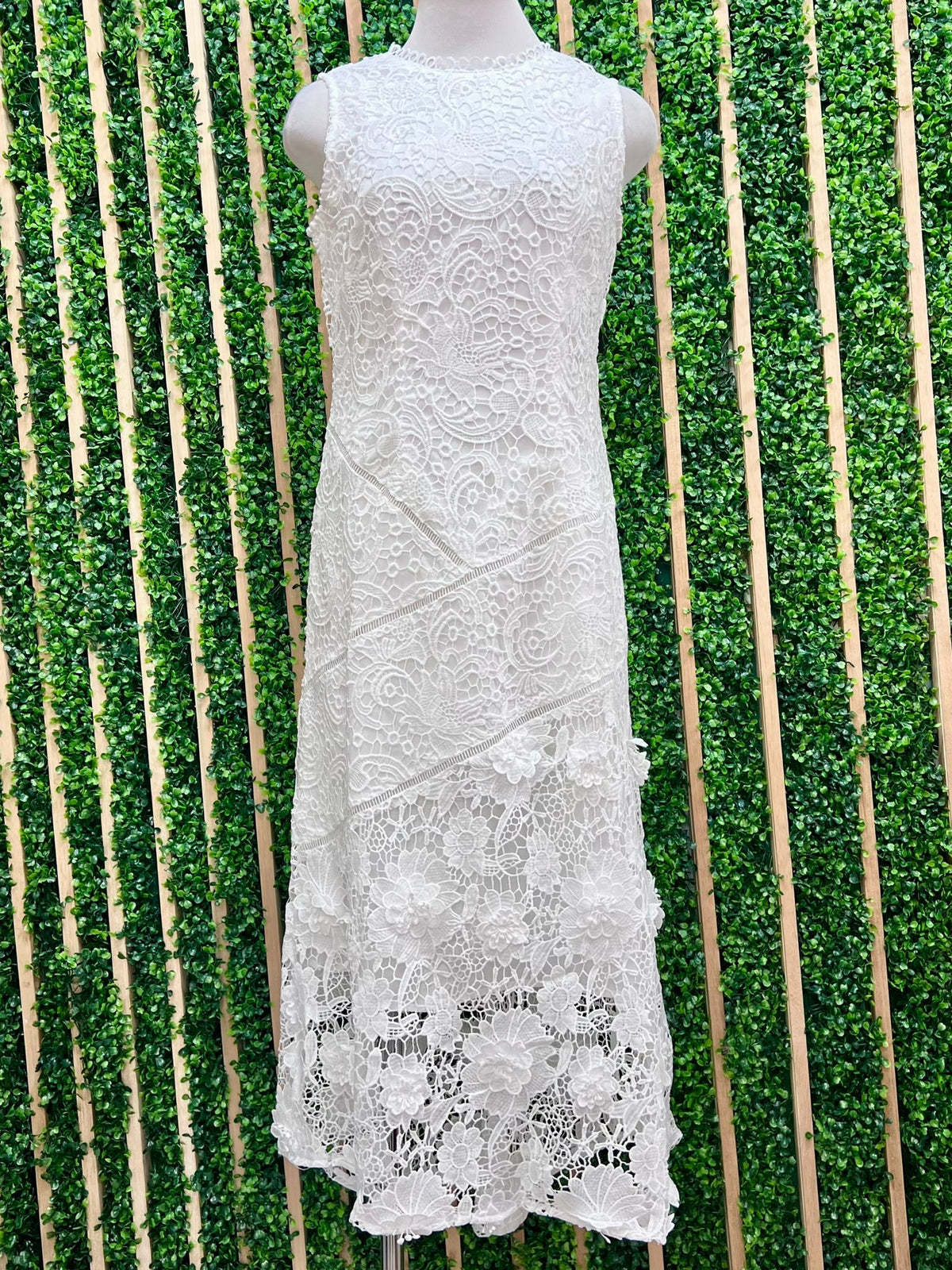 Beautiful Sleeveless White Lace Fitted Midi Dress