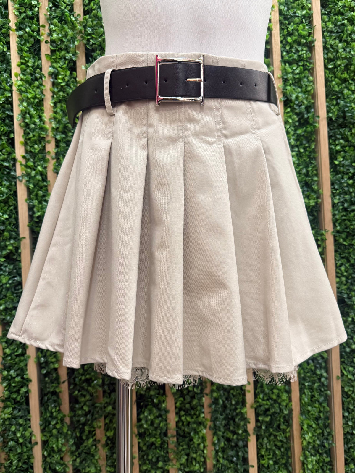 Beige Lace Trim Pleated Short Skirt