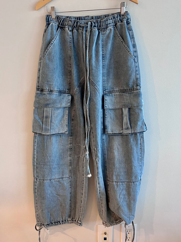 Mid Rise Wide Fit Cargo Jogger Pants