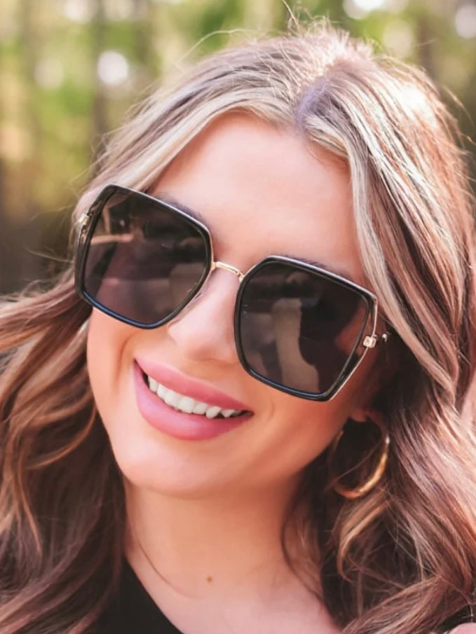 Classy Getaway Squared Sunglasses