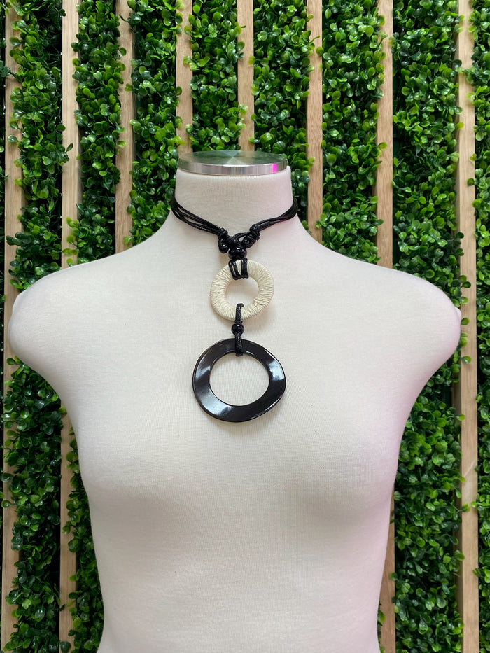 Black Shell Short Circle Necklace